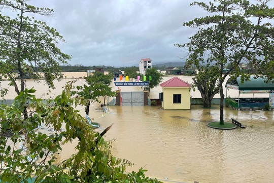 Trường học Nghệ An thiệt hại nặng nề sau bão số 10