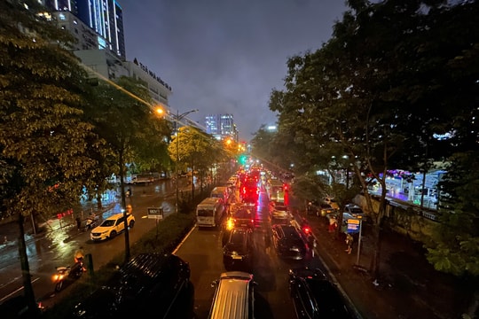 Hà Nội: Nhiều tuyến phố ngập sâu, giao thông hỗn loạn