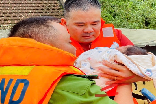 Ngập lụt lịch sử, hàng trăm ngôi nhà bị cô lập
