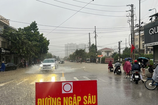 Nhiều tuyến phố trung tâm Thái Nguyên ngập sâu do mưa lớn