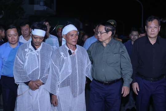 Thủ tướng viếng những người thiệt mạng, thăm hỏi người dân bị thiệt hại do lốc xoáy tại Ninh Bình