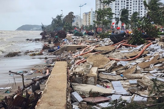 Phố biển Sầm Sơn tan hoang sau bão số 10