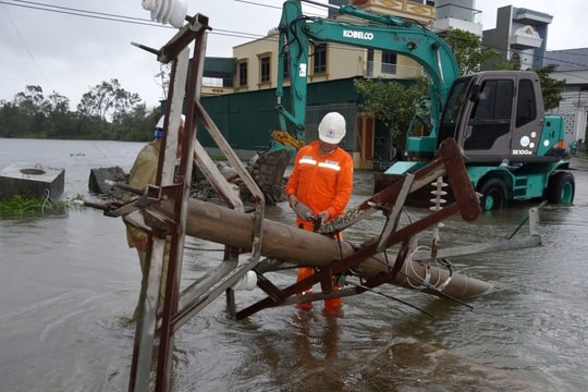 Huy động tổng lực khắc phục sự cố, cấp điện cho người dân