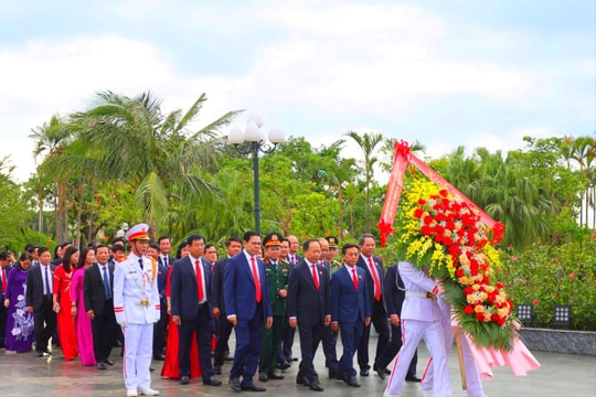 Hà Tĩnh: Đoàn đại biểu dâng hương báo công tại Khu Lưu niệm Bác Hồ