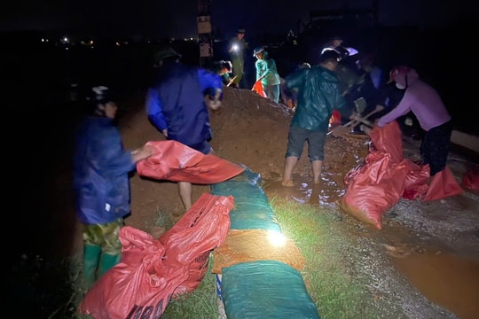 Xuyên đêm gia cố nhiều tuyến đê ở Thanh Hóa