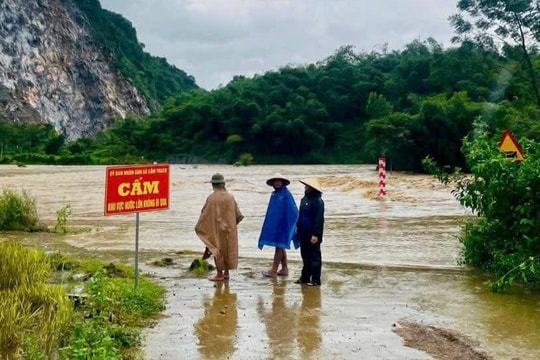 Chạy đua với lũ cứu hơn 45.000 người bị cô lập