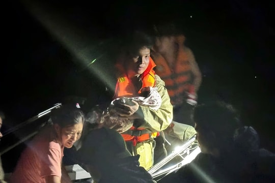 3 người chết, mất tích do lật thuyền khi chạy lũ