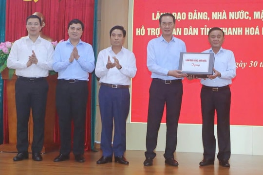 Thường trực Ban Bí thư Trần Cẩm Tú thăm và chỉ đạo khắc phục hậu quả bão số 10 tại Thanh Hóa