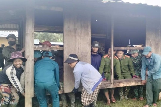 Hơn 150 quân và dân hợp sức khiêng 7 ngôi nhà khỏi khu vực có nguy cơ sạt lở