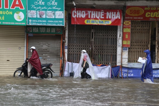 Hình ảnh xe máy, ôtô ngập sâu trong biển nước tại Hà Nội