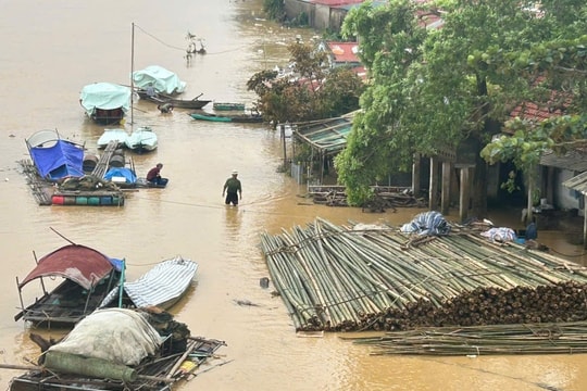 Hàng trăm tiểu thương chợ Vạn Hà “nín thở” khi nước sông Chu mấp mé