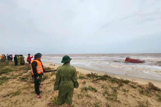 Phát hiện 2 thi thể nghi thuyền viên trong vụ chìm tàu trên sông Gianh
