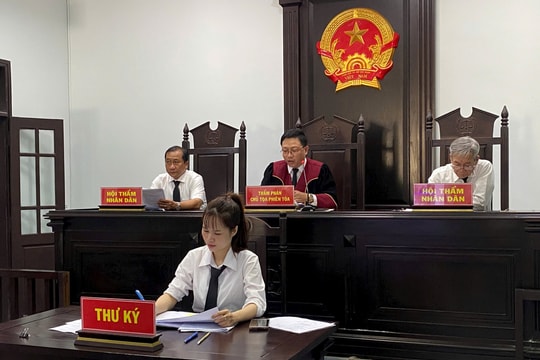 Mang dao hỗn chiến ở quán nhậu, 2 anh em họ đi tù