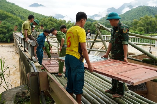 Làm cầu tạm cho hàng nghìn người dân đi lại