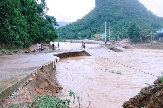 Hạ tầng giao thông Thanh Hóa bị tàn phá nghiêm trọng do bão số 10
