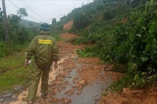 Khẩn trương cứu nạn, sơ tán dân khỏi vùng nguy hiểm do mưa lũ