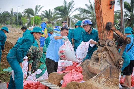 Vỡ đê sông Vinh ở Nghệ An, hàng trăm người tham gia khắc phục