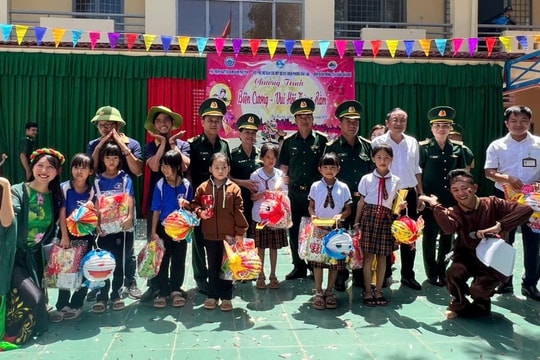 Bộ đội Biên phòng chăm lo Trung thu cho học sinh địa bàn biên giới