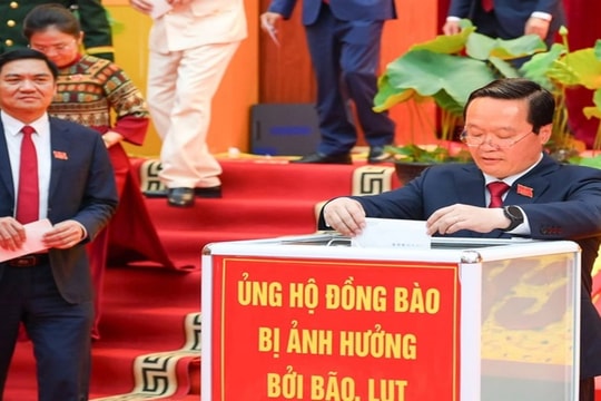 Đại biểu dự Đại hội Đảng bộ Nghệ An quyên góp hỗ trợ đồng bào vùng bão lũ