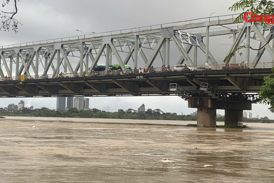 Nước sông Hồng lên mức báo động 1, nhiều sông vượt báo động 3