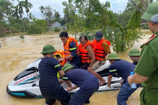 Thanh Hóa: Nỗ lực cứu hộ thành công 15 người dân bị nước lũ cô lập