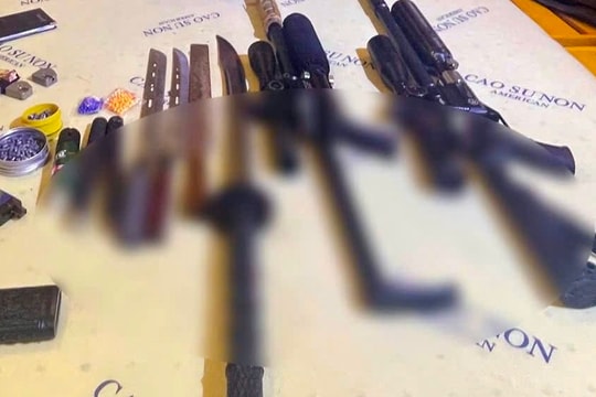 Nhân viên cơ sở massage tàng trữ 2 khẩu súng và nhiều dao tự chế