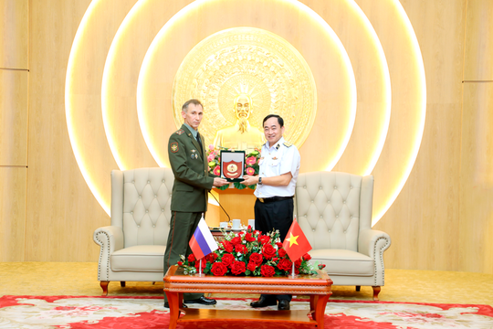 Tư lệnh Hải quân Việt Nam tiếp Tùy viên quốc phòng Liên bang Nga