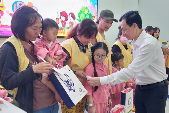 Thứ trưởng Bộ Y tế vui Tết Trung thu cùng bệnh nhi TP.HCM