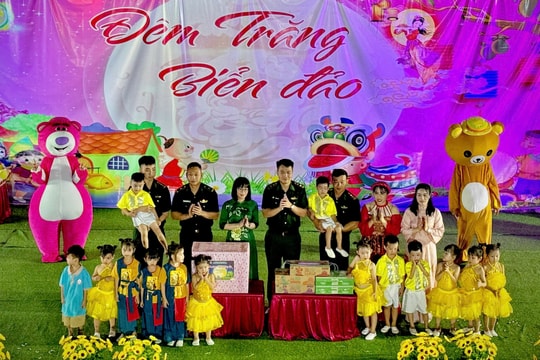 Đồn BPCK cảng Vạn Gia tặng quà Trung thu cho học sinh và con em cán bộ, chiến sĩ