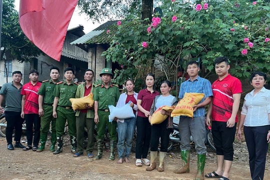 Lào Cai: Toà án nhân dân khu vực 8 cùng các đơn vị trên địa bàn tặng 1,5 tấn gạo hỗ trợ người dân mất nhà do bão số 10
