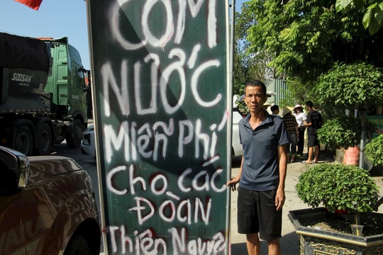 Vợ chồng ở Thanh Hóa nấu cơm nghĩa tình giữa tâm lũ