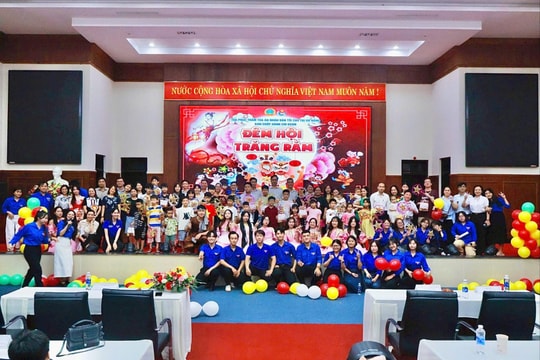 Trăng rằm tỏa sáng trong ngôi nhà Tòa án