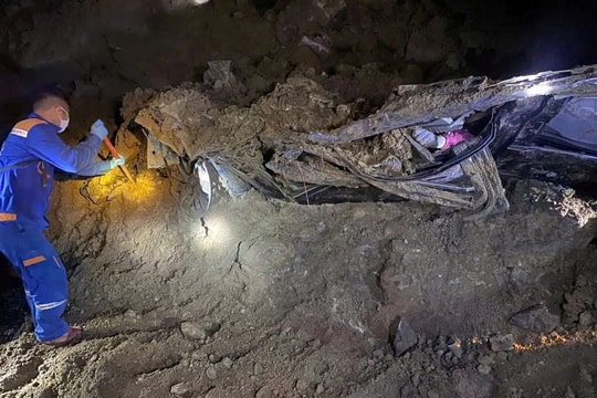 Lào Cai: Tìm thấy 2 trong số 3 nạn nhân bị vùi lấp cùng xe bán tải