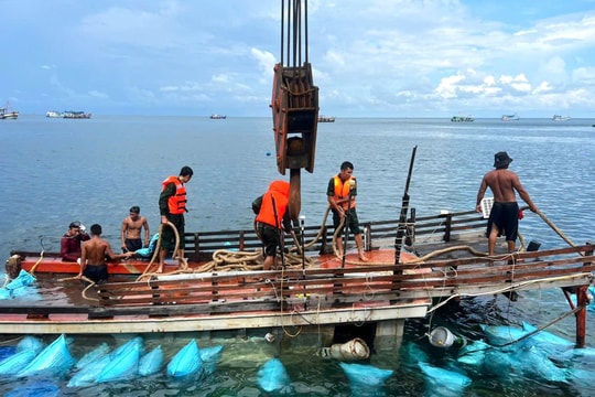 Sử dụng cẩu 80 tấn trục vớt tàu cá bị chìm trên biển