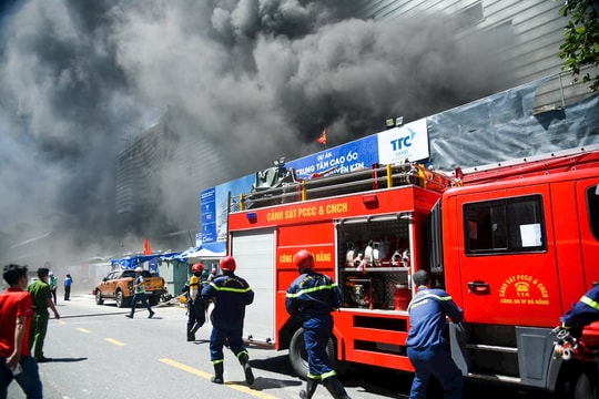 Cháy lớn tại công trường cao ốc Nguyễn Kim