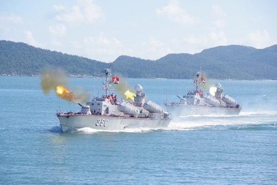 Cận cảnh Hải quân Việt Nam huấn luyện bắn ngư lôi, đạn thật trên biển