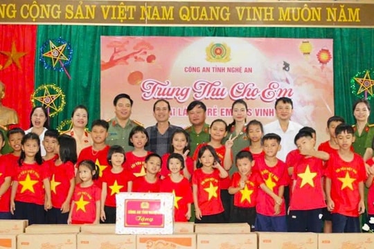 Công an Nghệ An mang Trung thu ấm áp đến nhiều trẻ em