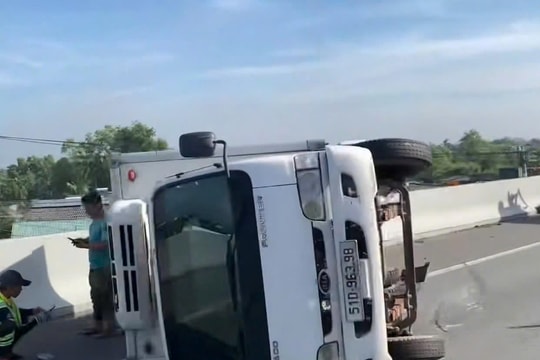 Xe cứu thương va chạm với xe tải trên cao tốc TP.HCM – Trung Lương