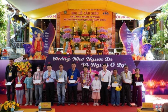 Hơn 1.500 người tham dự lễ cầu siêu tưởng nhớ nạn nhân tai nạn giao thông