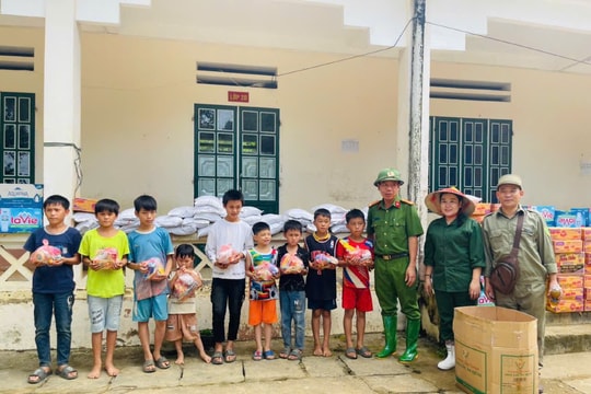 Lào Cai: Những phần quà thiết thực đến với bà con vùng lũ Văn Bàn