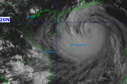 Bão số 11 tiến nhanh về Bắc Biển Đông, cảnh báo lũ diện rộng ở miền Bắc