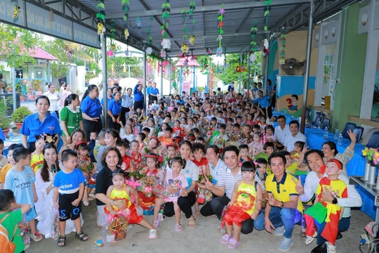 “Vầng trăng cổ tích” mang Trung thu ấm áp đến 300 em nhỏ ở Tây Ninh