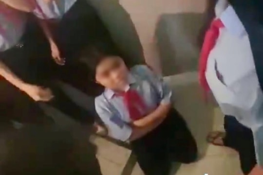 Nữ sinh lớp 8 bị hành hung, bắt quỳ gối trong nhà vệ sinh