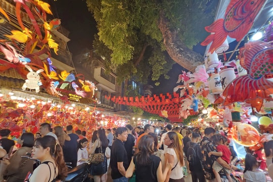 Phố Hàng Mã rực rỡ, nhộn nhịp dịp Tết Trung thu