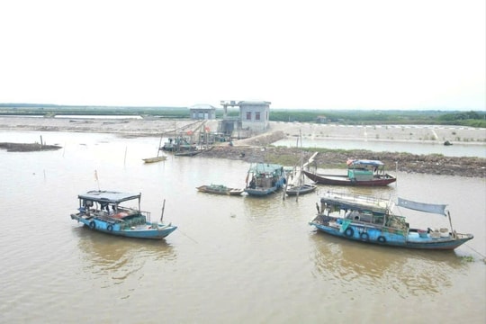 Ninh Bình: Cấm biển, di dời dân ở khu vực ven biển đến nơi tránh trú an toàn