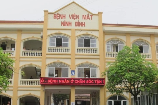 Bé 2 tuổi nhập viện do bị pháo hoa bắn trúng mắt