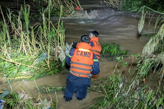 Hàng trăm người tìm kiếm cháu bé 11 tuổi bị lũ cuốn trôi