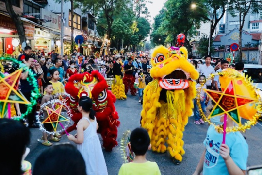 Rực rỡ “Đêm hội Trăng Rằm 2025” giữa lòng Thủ đô