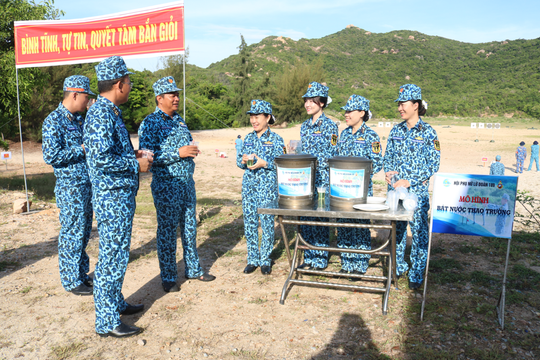 Những 'bông hoa' đồng hành với bộ đội tàu ngầm