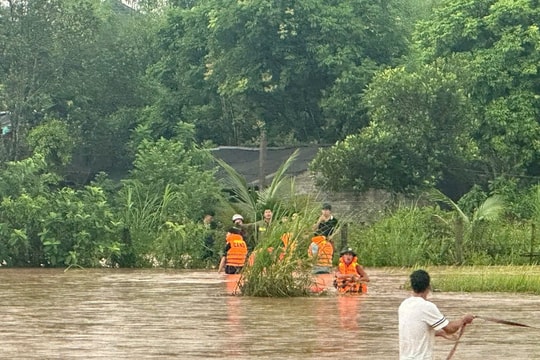 Công an tỉnh Bắc Ninh xuyên đêm trong bão bảo vệ an toàn cho người dân